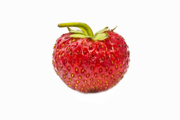 спелая клубника на белом фоне