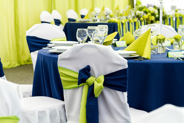 wedding chairs with ribbon