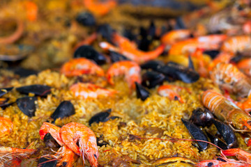 Obraz na płótnie Canvas Traditional paella with seafood in a market