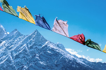 Drapeaux de prière bouddhistes dans les montagnes de l& 39 Himalaya, au Népal