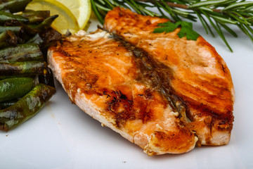 Grilled salmon with green beans