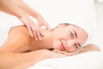 Obraz na płótnie Canvas Attractive young woman receiving shoulder massage