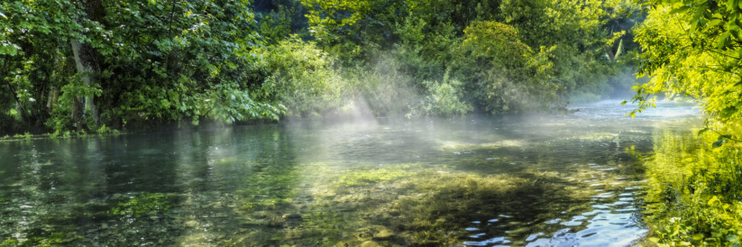 Mitten in der bayerischen Wildnis am sommerlichen Flussufer - Banner