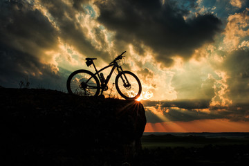 Obraz premium Beautiful scene of bike on sunset