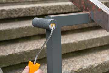 Facharbeiter lackiert Metall