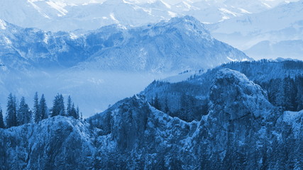 Winter in den Bergen in Alpen in Europa