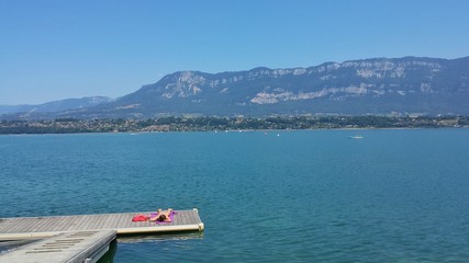 Bronzing sur le ponton dans les alpes