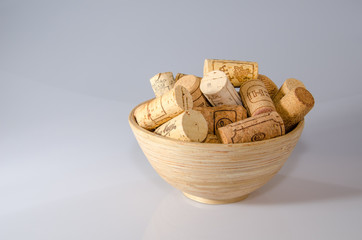 Tappi di sughero /Raccolta di tappi al termine di una degustazione enogastronomica