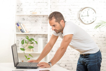 Obraz premium young executive working with his computer