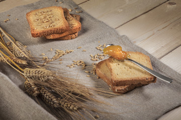 Fette biscottate con un cucchiaino di  confettura all'arancia