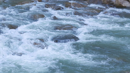 strom-schnellen über felsen im fluss