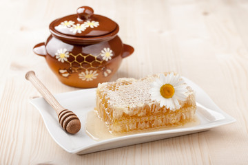 Honey comb and honey pot