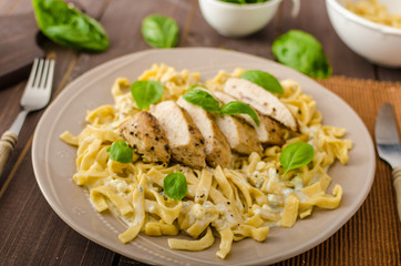 Pasta with cheese and chicken