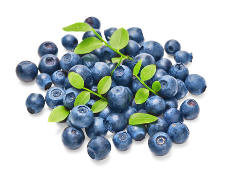 Fresh blueberries with green leaves