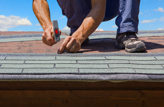 Erneuerung Gartenhausdach mit gemusterter Dachpappe
