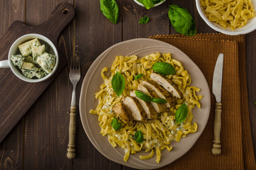 Pasta with cheese and chicken