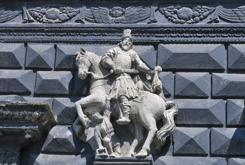 Obraz premium Rider sculpture on street wall in Lviv