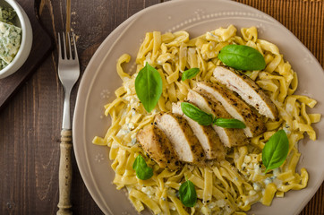Pasta with cheese and chicken