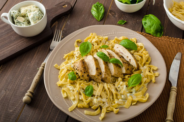 Pasta with cheese and chicken