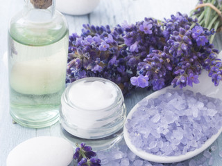 Obraz na płótnie Canvas spa arrangement with lavender flowers