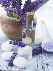 Obraz na płótnie Canvas spa arrangement with lavender flowers