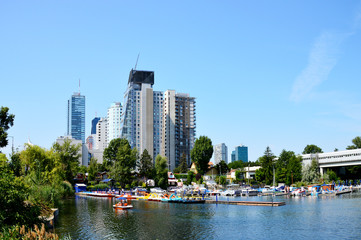 Bootsvermietung mit Hochhäusern im Hintergrund