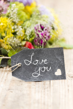 Blumenstrauss mit Schild "Love you"