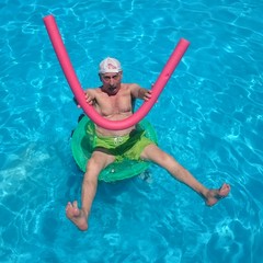Abuelo flotando en la piscina