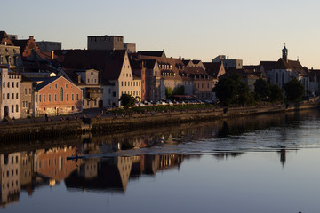 Obraz premium Spiegelung des Stadtbildes Regensburg in der Donau