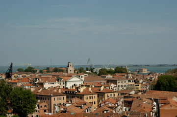 Grupo de casas junto al mar en el puerto de Venecia