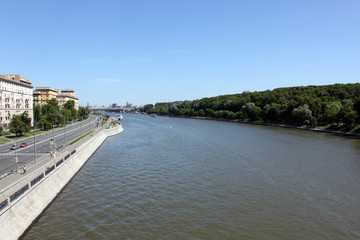 Fototapeta na wymiar The Moskva-river and Frunzenskaya embankment in Moscow