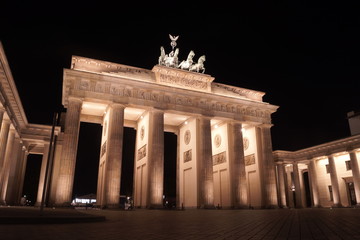 Obraz premium Pariser Platz nocą (Brama Brandenburska)