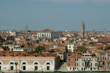 Fototapeta na wymiar Vista aérea de los tejados de Venecia en la zona del Magazzini del Sale