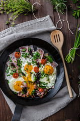 Fried eggs with ham and herbs