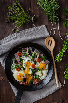 Fried eggs with ham and herbs