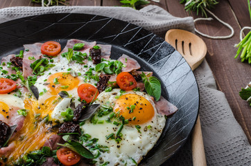 Fried eggs with ham and herbs