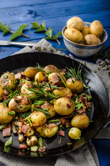 Cowboy potatoes with bacon and herbs