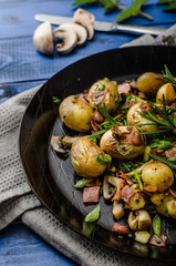 Cowboy potatoes with bacon and herbs
