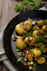 Cowboy potatoes with bacon and herbs