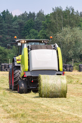 Round baler
