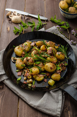 Cowboy potatoes with bacon and herbs
