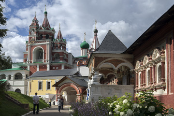 Fototapeta na wymiar Саввино-Сторожевский монастырь в Звенигороде. Территория.