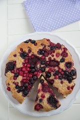 Nusskuchen mit Beeren