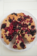 Nusskuchen mit Beeren
