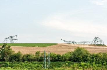 zerstörte Hochspannungsmasten