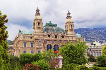 Fototapeta na wymiar Casino Monte Carlo behind blooming trees