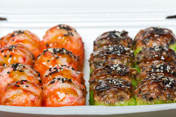 Набор японских суши и роллов