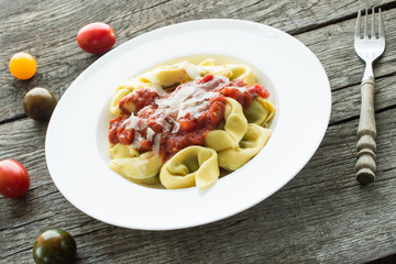 Tortellini mit Tomatensauce und Parmesan