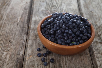 Fototapeta na wymiar Ripe blueberries in a bowl