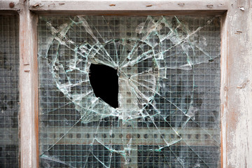 zerbrochene Glas-Scheibe in alter Haustür